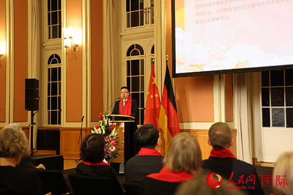 柏林中国文化中心副主任何文波在致辞。人民网记者 刘仲华摄