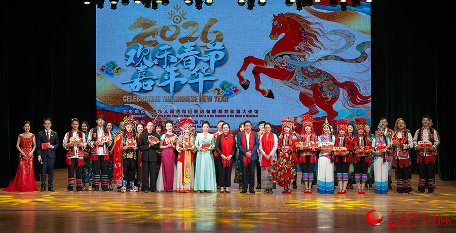 马珈大使、纽梭总理夫妇与参演人员代表合影。人民网记者 谢佳君摄