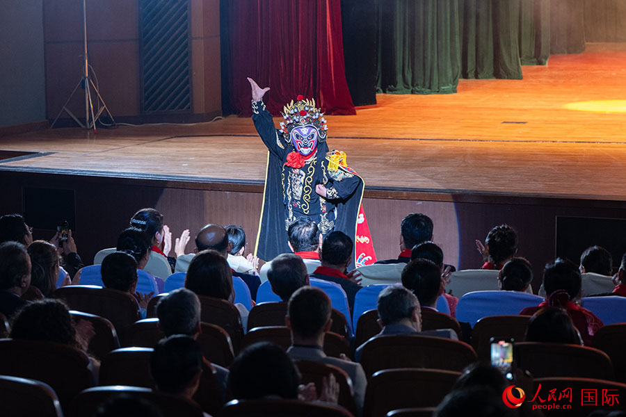 来自中国的艺术家在现场与观众进行互动。人民网记者 谢佳君摄