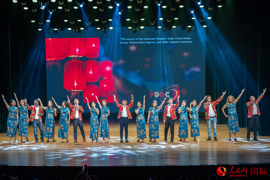 驻缅使馆青年外交官与当地华侨华人代表联袂演出特别节目。人民网记者 谢佳君摄