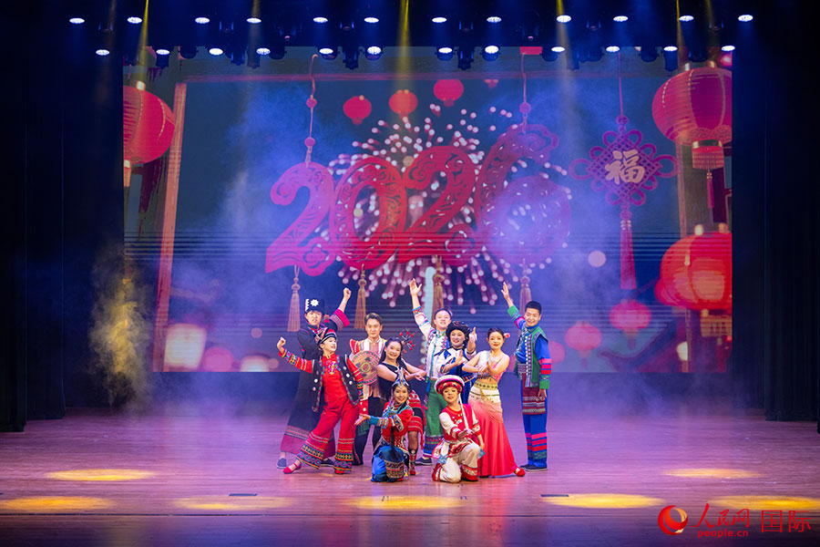 来自中国的艺术家在现场表演舞蹈。人民网记者 谢佳君摄