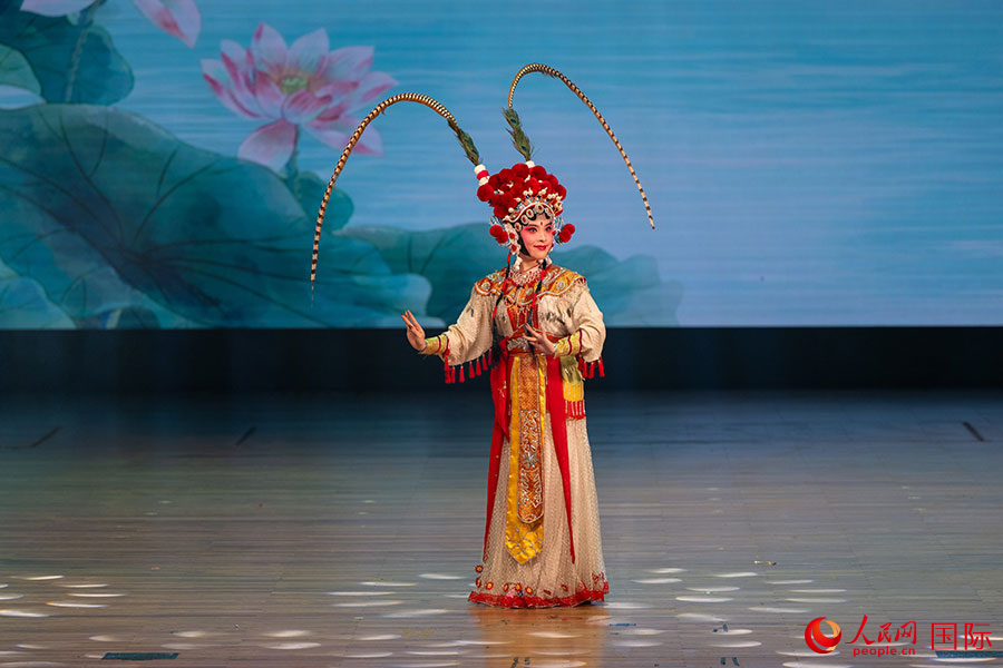 来自中国的艺术家在现场表演滇剧。人民网记者 谢佳君摄