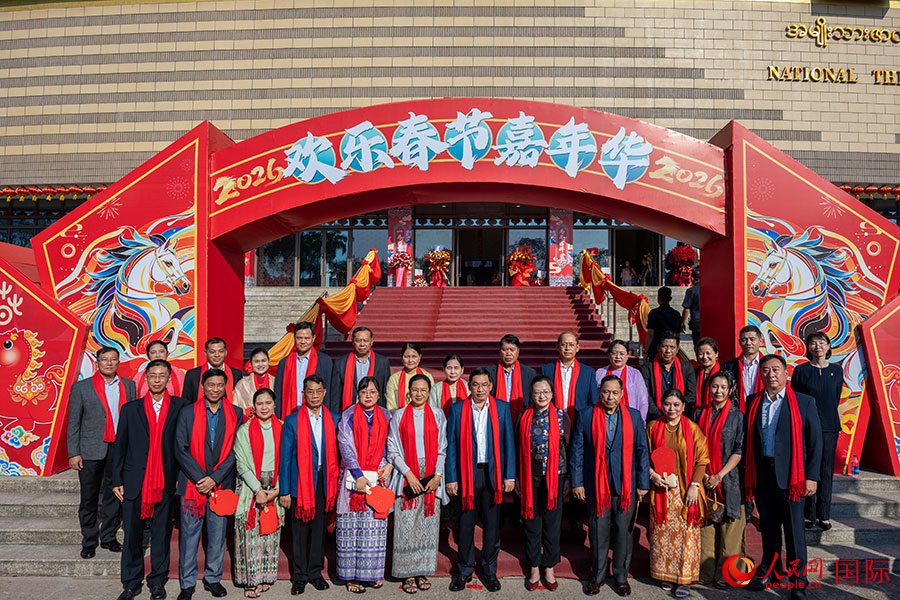 中国驻缅甸大使马珈携使馆主要外交官与嘉宾合影。人民网记者 谢佳君摄