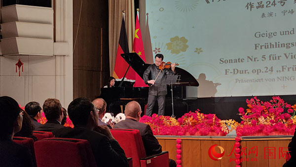 小提琴家宁峰演奏小提琴独奏曲《新春乐》。人民网记者 刘仲华摄