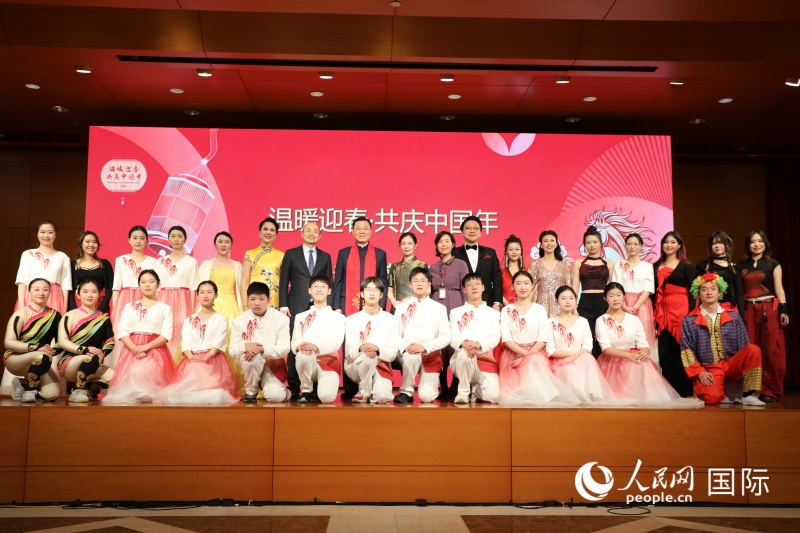 1、当地时间2月6日晚，中国驻美国大使馆举办“温暖迎春·共庆中国年”侨学界专场新春招待会。图为嘉宾与演员们合影。 人民网记者 李志伟摄