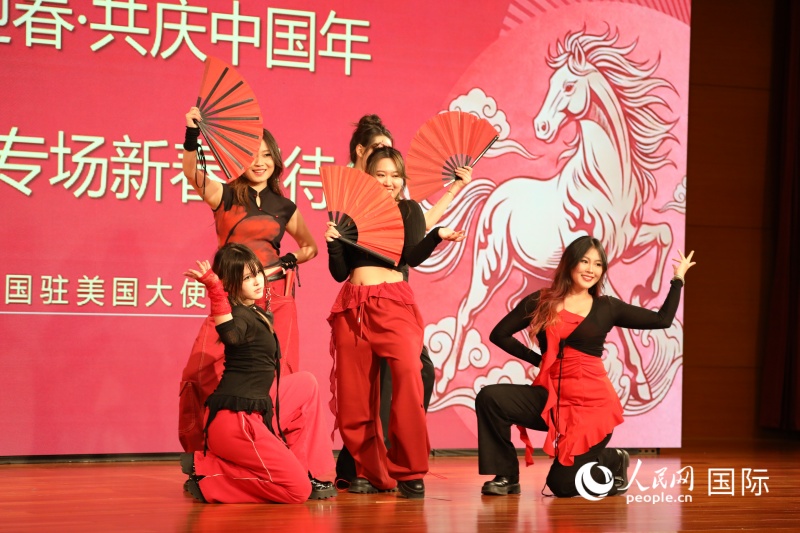 3、美国华侨华人进行文艺表演。 人民网记者 李志伟摄