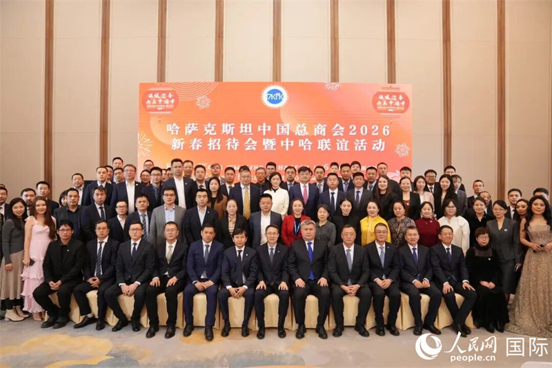 中哈代表合影。人民网记者李强摄