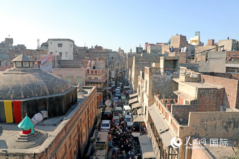 风筝节期间，拉合尔古城车水马龙，大量游客慕名而来。人民网记者赵益普摄