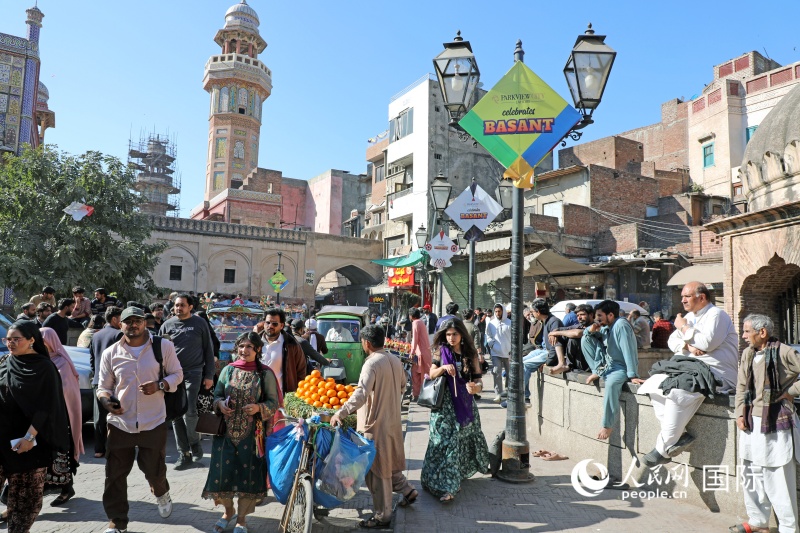 风筝节期间，拉合尔古城内聚集了大量游客。人民网记者赵益普摄