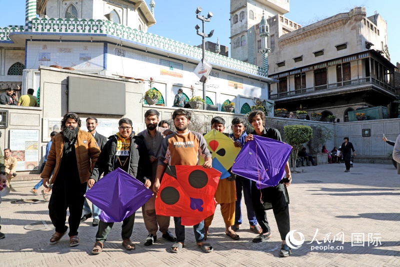 拉合尔古城内，几名当地青年展示自己的风筝。人民网记者赵益普摄