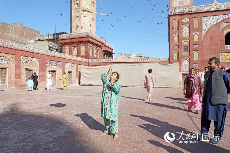 在拉合尔古城内的瓦齐尔汗清真寺，一名小女孩正在放风筝。人民网记者赵益普摄