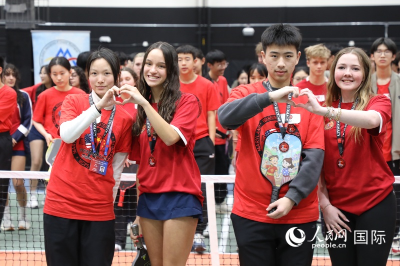 1、当地时间2月7日，中美青少年匹克球友谊锦标赛在美国马里兰州蒙哥马利郡举行。中美青少年在比赛中结下友谊。 人民网记者 李志伟摄