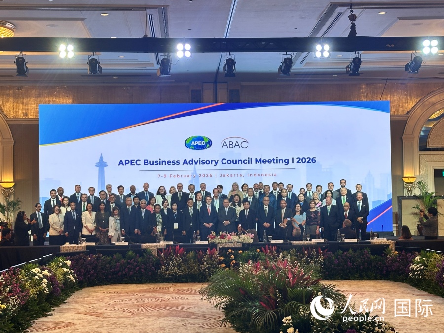 2026年亚太经合组织工商咨询理事会首次会议与会各国嘉宾合影。人民网记者曹师韵摄