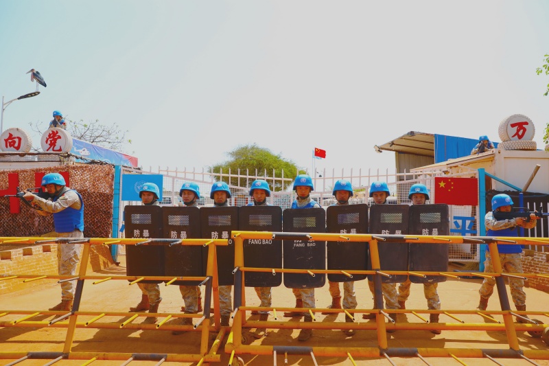 应急小组占据营门防卫有利位置。黄浩摄