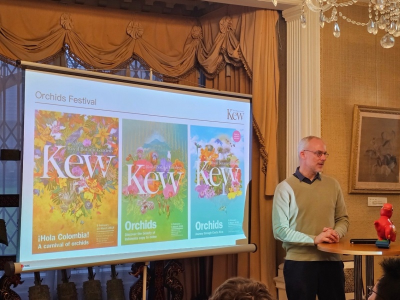 英国皇家植物园(邱园)兰花展项目负责人介绍活动情况。 徐量摄