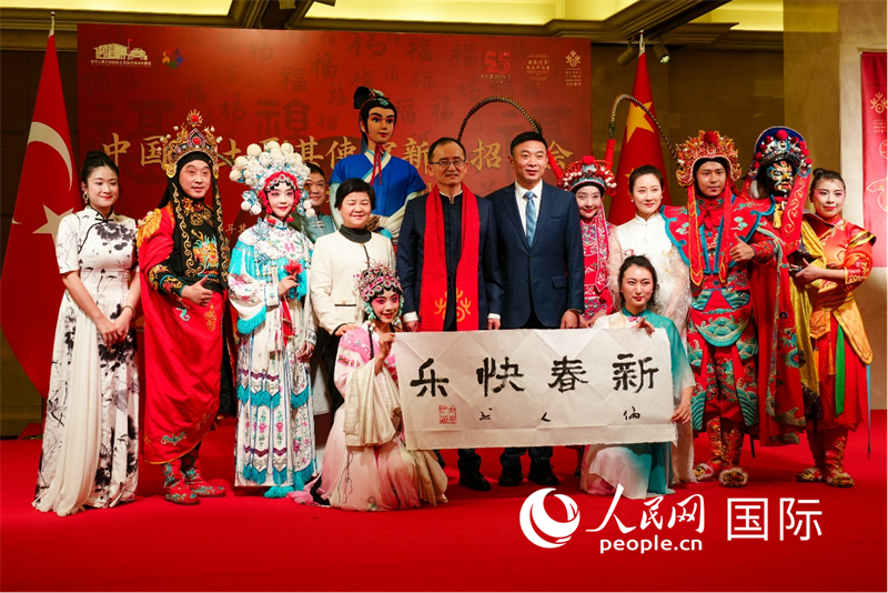 演出人员合影。人民网记者 李明摄