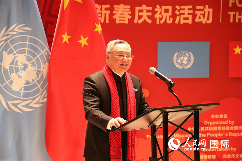 1、当地时间2月9日晚,中国常驻联合国代表团在纽约联合国总部举办“骏启新程”新春庆祝活动。图为中国常驻联合国代表傅聪发表致辞。 人民网记者 李志伟摄
