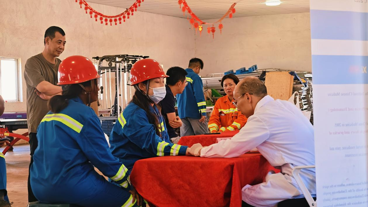 义诊现场。医疗队供图