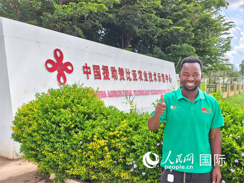 中国援助赞比亚农业技术示范中心正门 人民网记者黄培昭摄