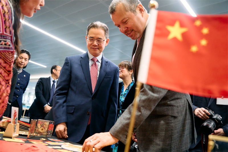 国际海事组织新春活动中国文化剪纸艺术展位现场。杨浩鹏摄