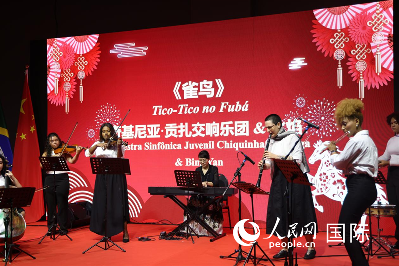 奇基尼亚·贡扎加交响乐团携手中国音乐家共同演奏经典曲目。人民网记者时元皓摄