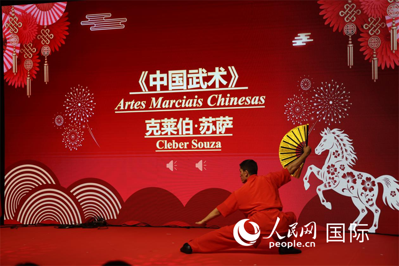 巴西青年表演中国武术。人民网记者时元皓摄