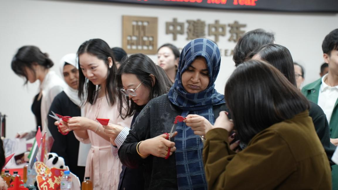 活动上，中外参与者体验剪纸技艺。主办方供图