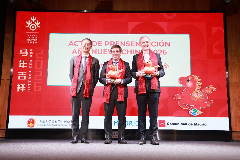 中国驻西班牙大使姚敬向马德里市长阿尔梅达、马德里大区政府官员柯克帕特里克赠送吉祥马