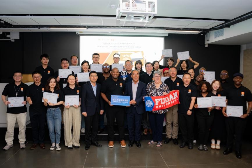 两国师生在结业仪式上合影。约翰内斯堡大学供图