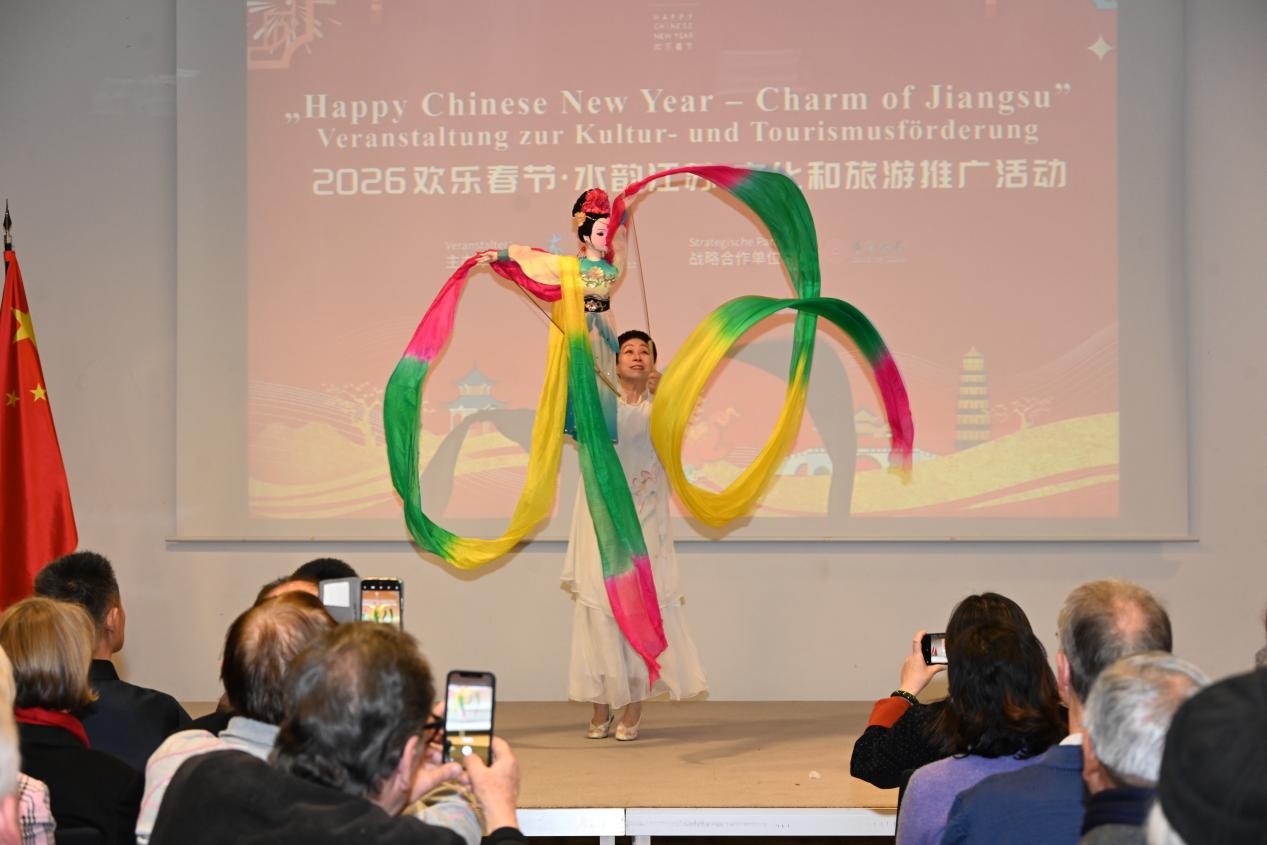 木偶戏嫦娥舒袖赢得现场观众热烈掌声。柏林中国文化中心供图。
