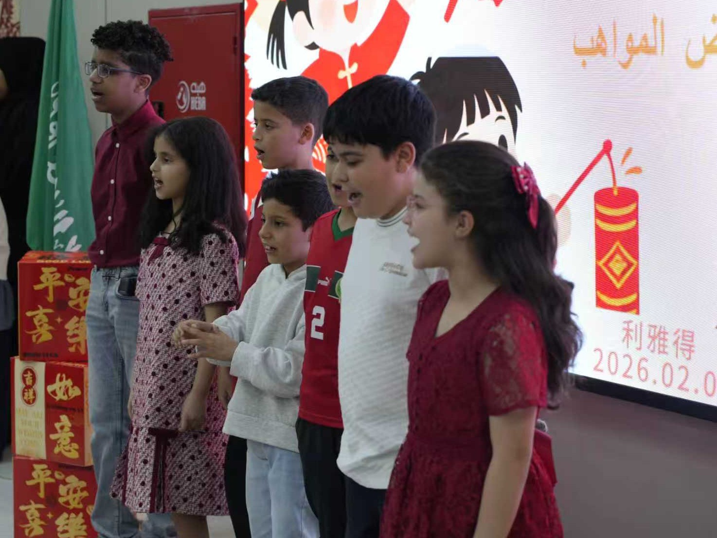 图为小朋友们进行才艺表演。智慧宫中文教育学院供图