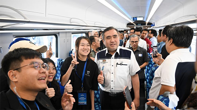 中企承建马东铁项目动车组正式亮相