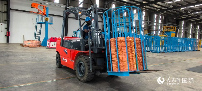 经济合作区的车间内，叉车正在忙绿。人民网记者黄培昭摄