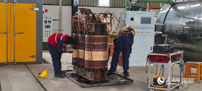 当地工人正在组装变压器 人民网记者黄培昭摄