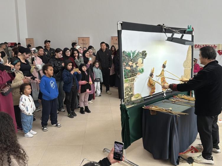 中国皮影戏演绎《白蛇传》故事，拉巴特中国文化中心供图