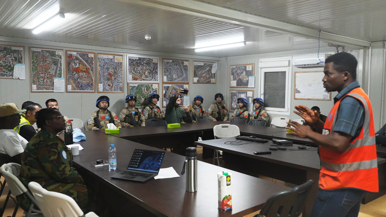 图书：夜间飞行前联阿安全部队航空处安全形势分析 黄浩摄