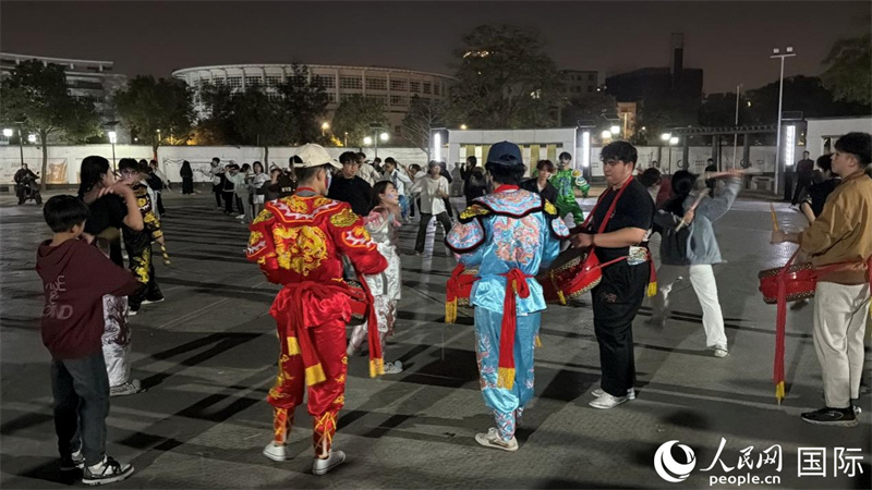 广东汕头,汕头青年英歌队在一处公园内排练。人民网 柯明可摄