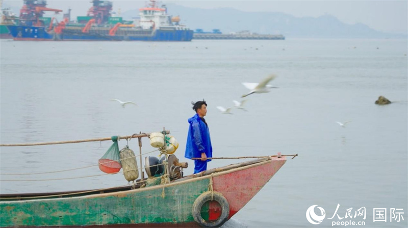 广东汕头妈屿岛附近,一名渔民驾船作业。人民网记者 刘宁摄