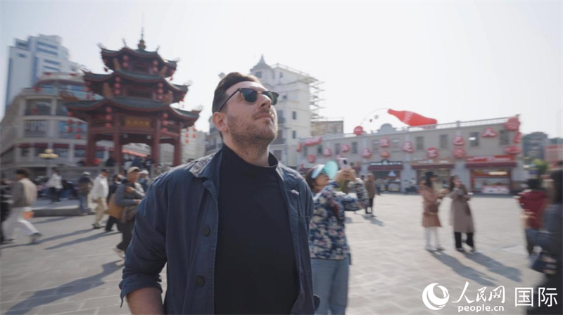 广东汕头,人民网外专柯明可在汕头小公园游览。人民网记者 刘宁摄