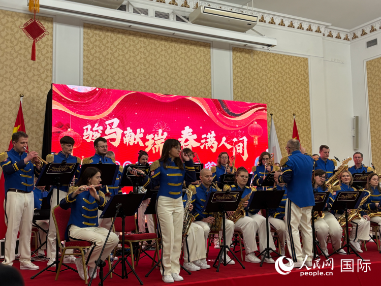 瓦尔卡市莫德拉托乐队带来精彩演出。人民网记者 禹丽敏摄