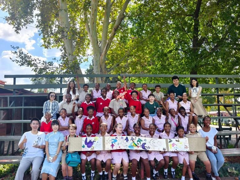 大家与共创作品《彩虹之约——小雨燕》合影留念。南非中国文化中心孔子课堂供图