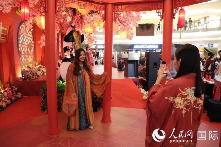 当地民众身穿汉服拍照。人民网记者 曹师韵摄