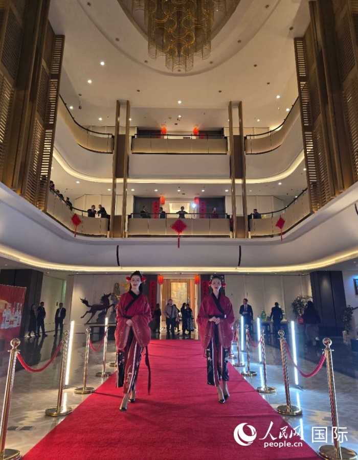 活动现场突出中国文化元素。人民网记者 李强摄