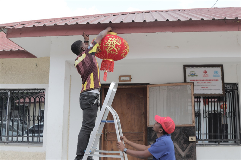 悬挂灯笼。丁昕摄