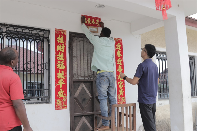 张贴春联。丁昕摄