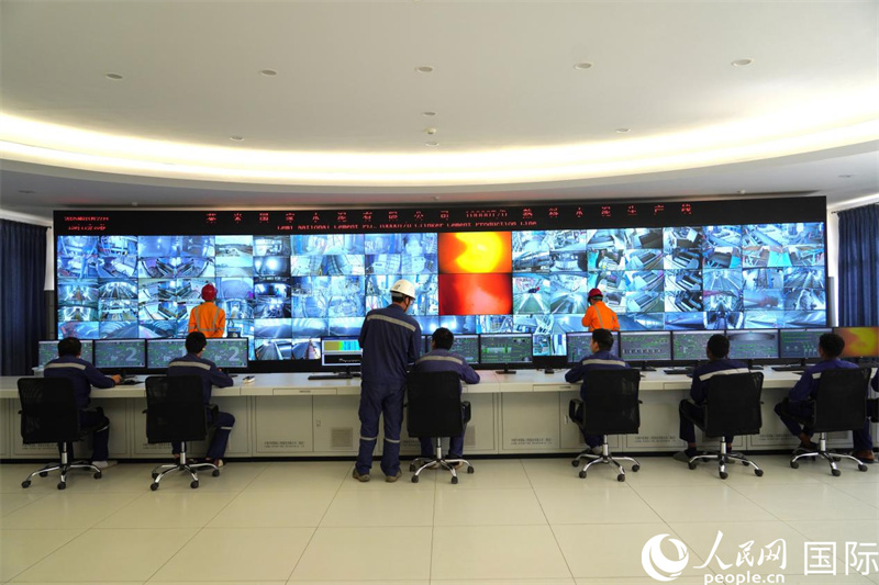 中外方员工在中控室工作。人民网记者 黄炜鑫摄