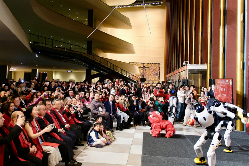 1、当地时间2月12日晚,“骏驰八秩 春煦五洲”主题春节联欢晚会在纽约联合国总部举行。 联合国中国书会供图