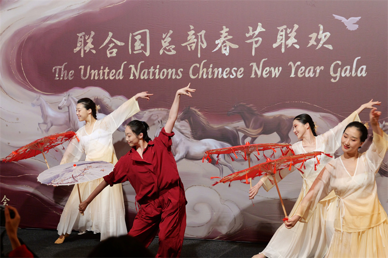 2、当天,在联合国总部进行了丰富多彩的文艺演出,庆祝中国春节。 联合国中国书会供图 (1)