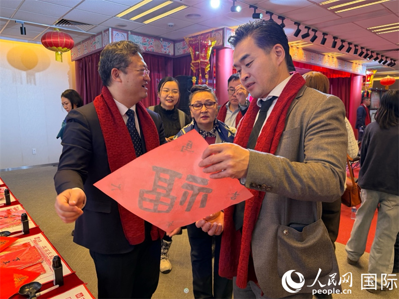 图为中蒙嘉宾欣赏福字。人民网记者 张朋辉摄