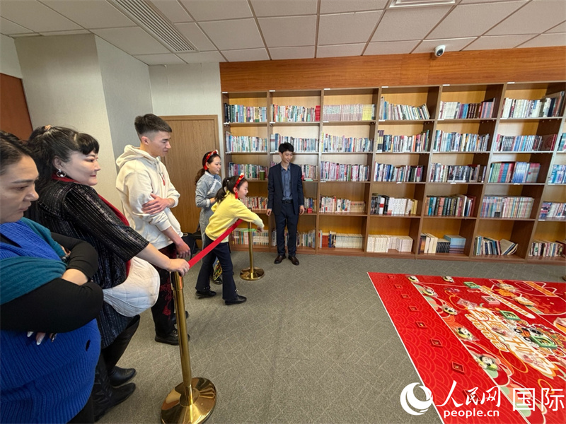 图为活动现场，小朋友体验套圈。人民网记者 张朋辉摄